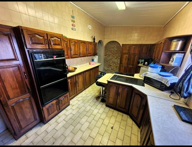 5 BEDROOM HOUSE FOR SALE IN SINOVILLE